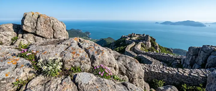 금산의 기암괴석과 바다 수평선