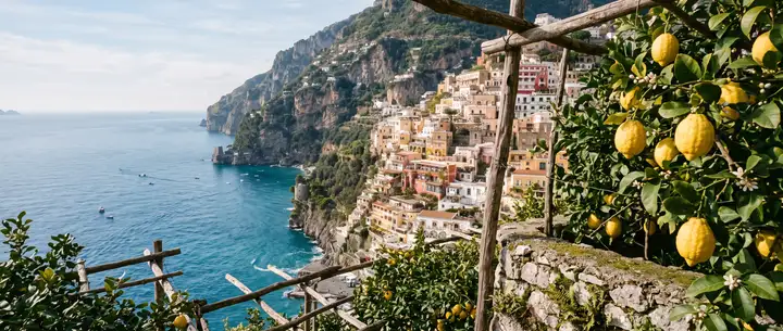 겨울 아말피 해안의 레몬 테라스와 절벽 마을