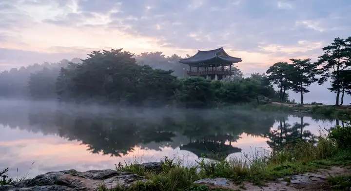 경포호의 새벽 물안개와 전통 정자