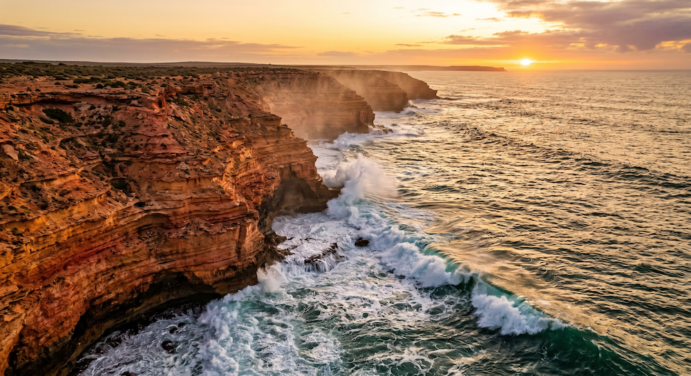 황금빛 햇살 아래의 해안 절벽