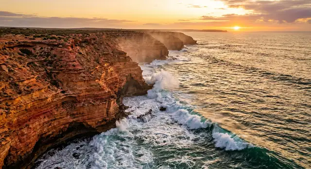 황금빛 햇살 아래의 해안 절벽
